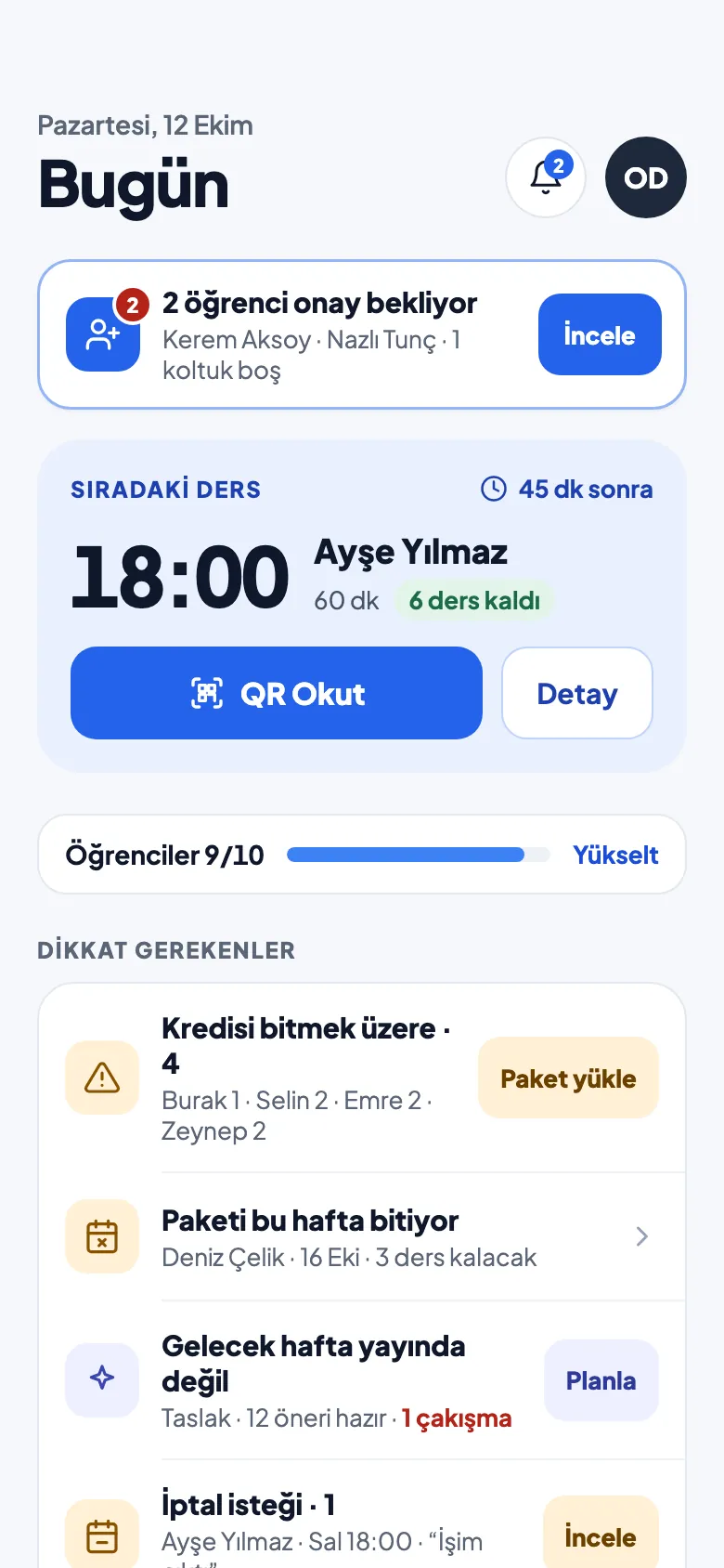 Hocanın Bugün ekranı: sıradaki ders 18:00 Ayşe Yılmaz, QR Okut düğmesi, dikkat gerekenler listesi ve bugünkü dersler
